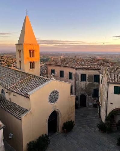 La Pieve di San Nicola a Capalbio al tramonto